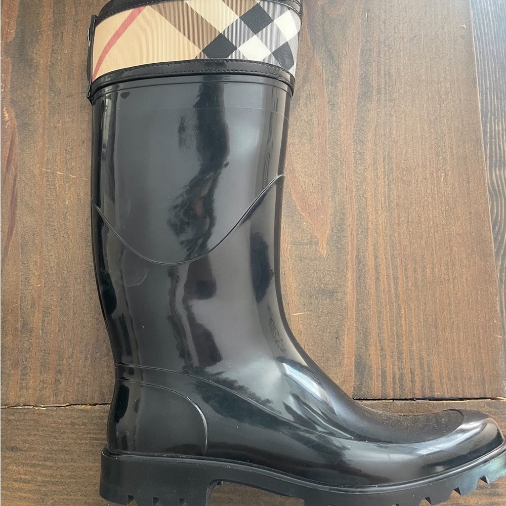 Burberry Black Winter Boots for Rainy Days - Picture 3 of 7